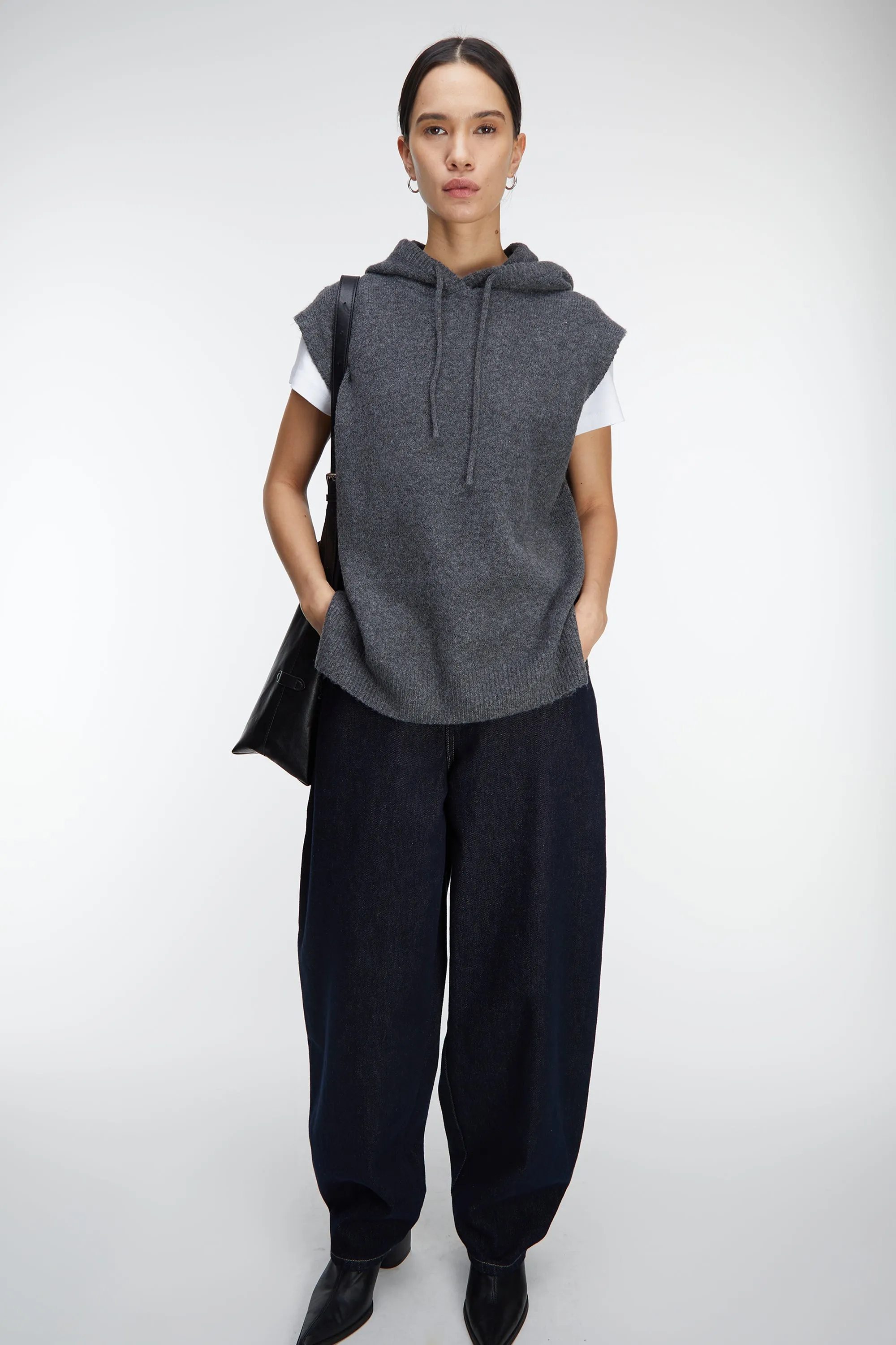 KNIT SLEEVELESS HOODIE