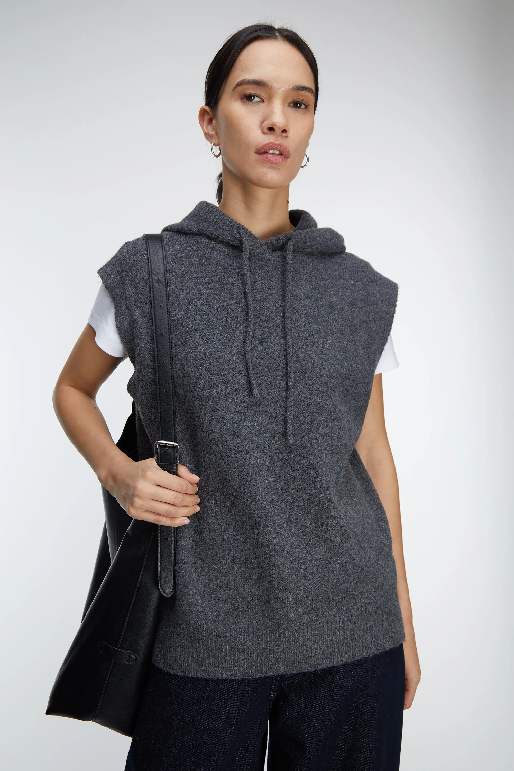 KNIT SLEEVELESS HOODIE