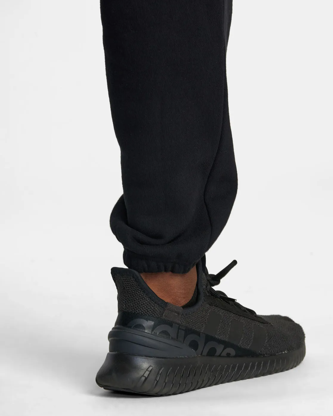 VA Essential Joggers - Black